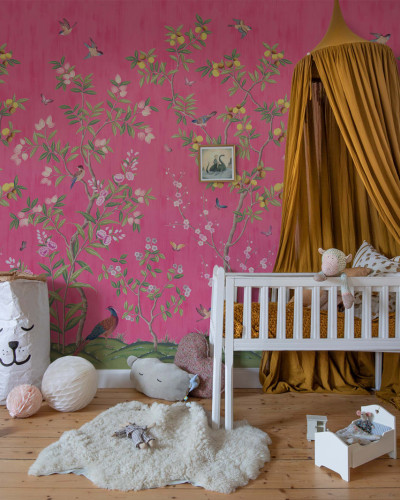 Tapet cu model floral chinoiserie, de culoare fucsia.
