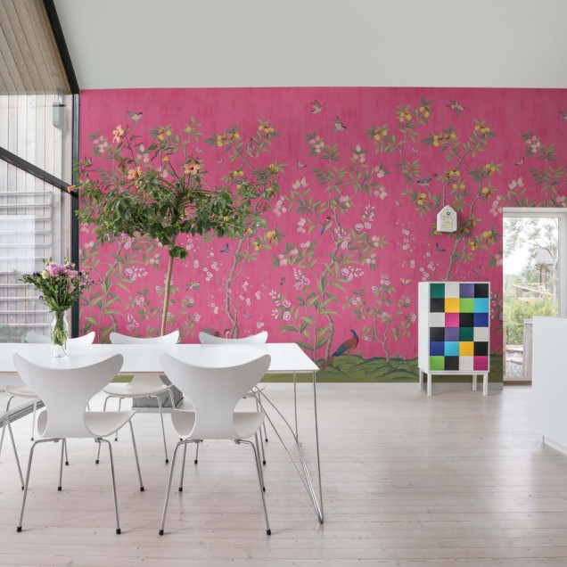 Tapet cu model floral chinoiserie, de culoare fucsia.