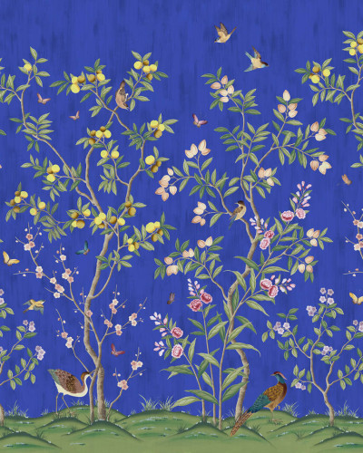 Tapet Chinoiserie Chic Cobalt cu design floral delicat de copaci înfloriți și păsări pe un fundal albastru cobalt. Tapetul este perfect pentru crearea unui punct focal, oferind un aspect sofisticat și elegant.