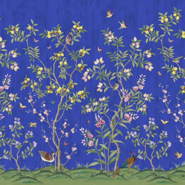 Tapet Chinoiserie Chic Cobalt cu design floral delicat de copaci înfloriți și păsări pe un fundal albastru cobalt. Tapetul este perfect pentru crearea unui punct focal, oferind un aspect sofisticat și elegant.