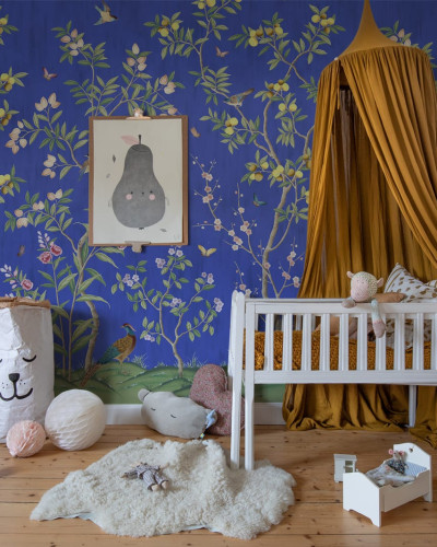 Tapet Chinoiserie Chic Cobalt cu design floral delicat de copaci înfloriți și păsări pe un fundal albastru cobalt. Tapetul este perfect pentru crearea unui punct focal, oferind un aspect sofisticat și elegant.