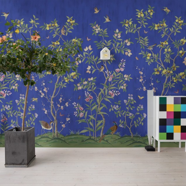 Tapet Chinoiserie Chic Cobalt cu design floral delicat de copaci înfloriți și păsări pe un fundal albastru cobalt. Tapetul este perfect pentru crearea unui punct focal, oferind un aspect sofisticat și elegant.