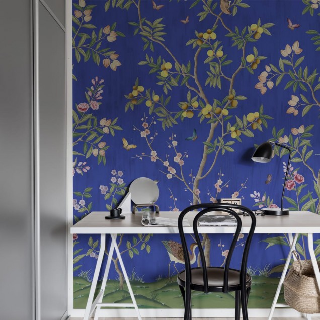 Tapet Chinoiserie Chic Cobalt cu design floral delicat de copaci înfloriți și păsări pe un fundal albastru cobalt. Tapetul este perfect pentru crearea unui punct focal, oferind un aspect sofisticat și elegant.