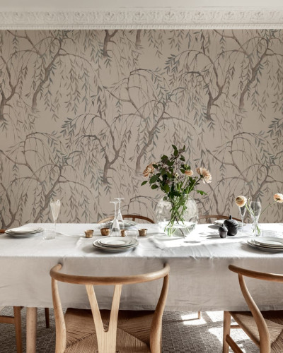 Tapet cu salcii plângătoare într-un stil minimalist, în nuanțe de gri și bej,  perfect pentru a crea o atmosferă calmă și sofisticată.