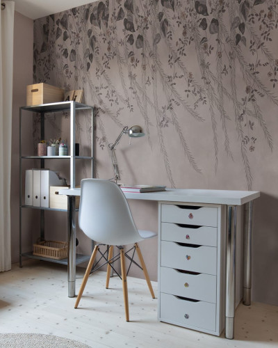 Tapet floral Lush Foliage, Rose Dust, cu design delicat in nuante de roz prafuit, ideal pentru dormitoare, livinguri sau birouri.