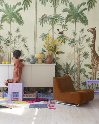 Tapet cu girafe in padurea tropicala, palmieri, pasari si maimute