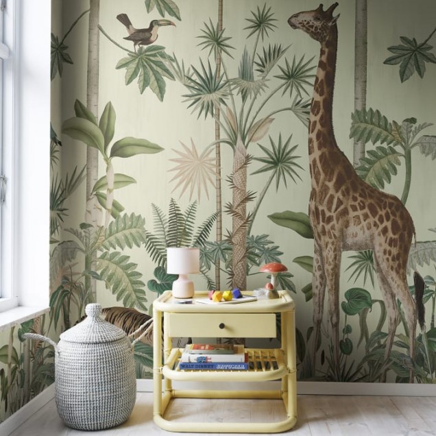 Tapet cu girafe in padurea tropicala, palmieri, pasari si maimute
