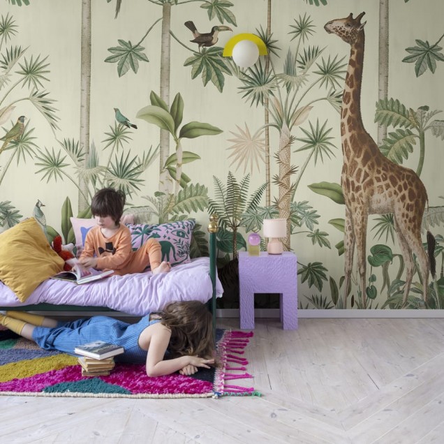 Tapet cu girafe in padurea tropicala, palmieri, pasari si maimute