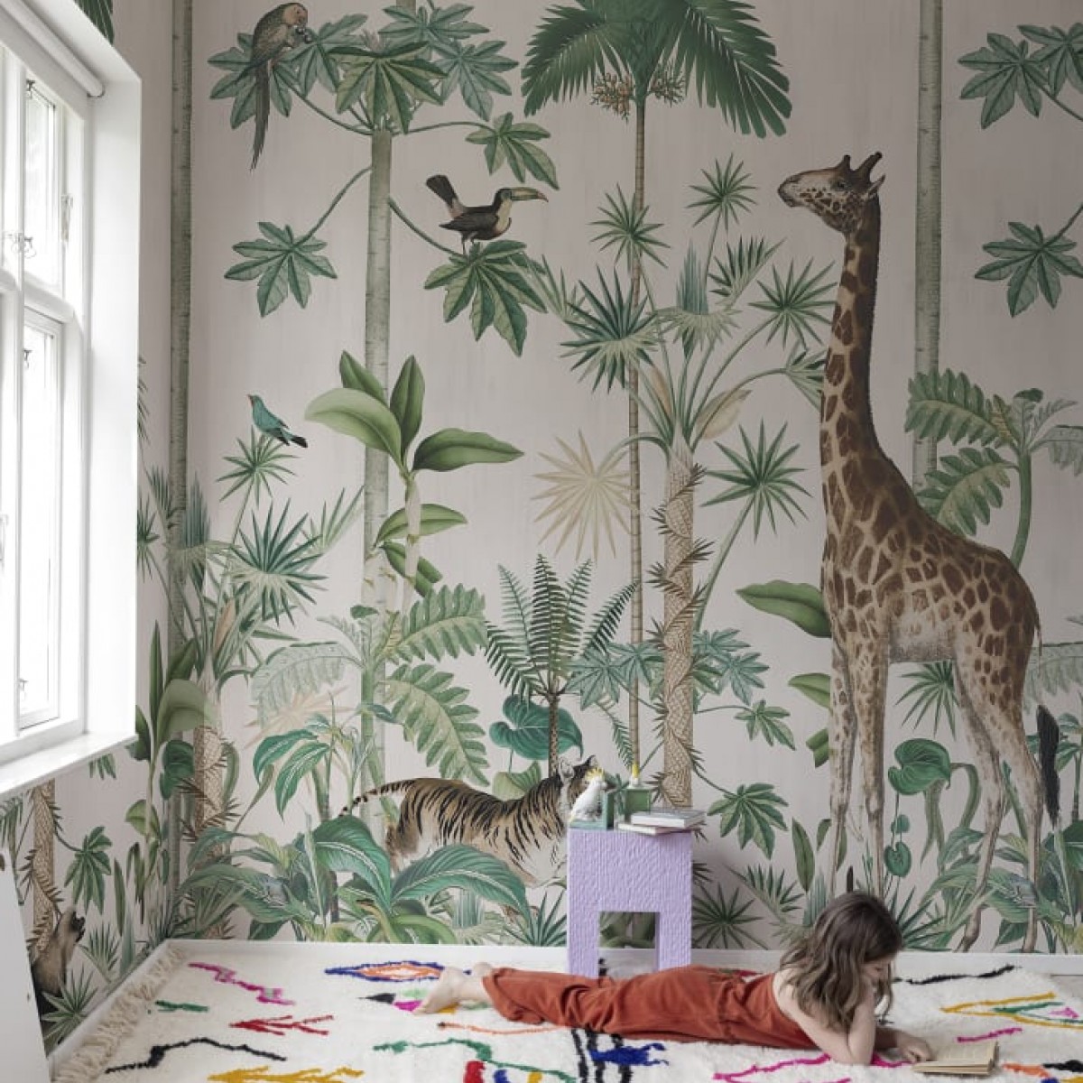 Fototapet Giraffe's Stroll, Pastel Pink, personalizat, Rebel Walls, Fototapet pentru copii 