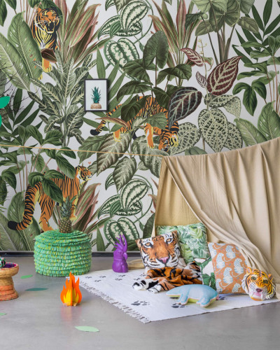 Tapet 3D cu tigri jucausi si plante tropicale, perfect pentru dormitoare, camere de joaca sau livinguri.