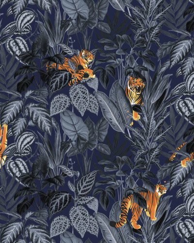 Tapet Mischievous Tigers, Moonlight - Tigri jucăuși în lumina lunii pe un fundal de frunze luxuriante.