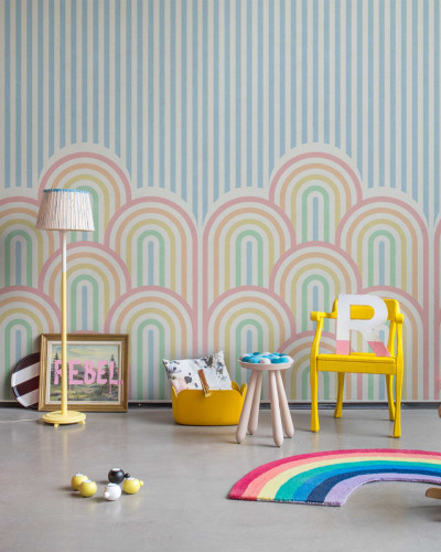 Tapet cu arcuri pastelate și dungi colorate.