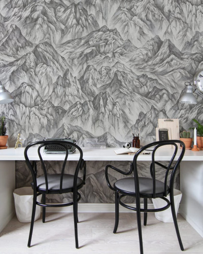 Tapet cu design minimalist, inspirat de natura, cu munți impunători creați cu linii grafice precise. Perfect pentru birouri, dormitoare sau orice spațiu modern.