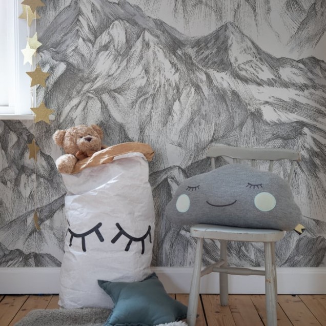 Tapet cu design minimalist, inspirat de natura, cu munți impunători creați cu linii grafice precise. Perfect pentru birouri, dormitoare sau orice spațiu modern.