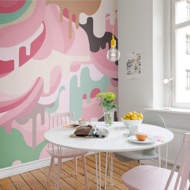 Tapet cu design abstract, cu forme curgătoare și culori vibrante, perfect pentru a adăuga un strop de culoare și originalitate oricărei camere.