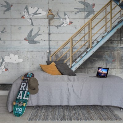 Tapet 3D cu o scară și rândunele, ilustrează un stil modern, urban. Culorile neutre, liniile curate, și detaliile grafice, creează o atmosferă relaxantă.