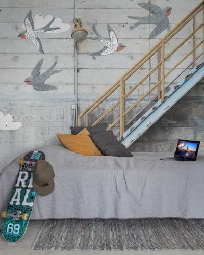 Tapet 3D cu o scară și rândunele, ilustrează un stil modern, urban. Culorile neutre, liniile curate, și detaliile grafice, creează o atmosferă relaxantă.