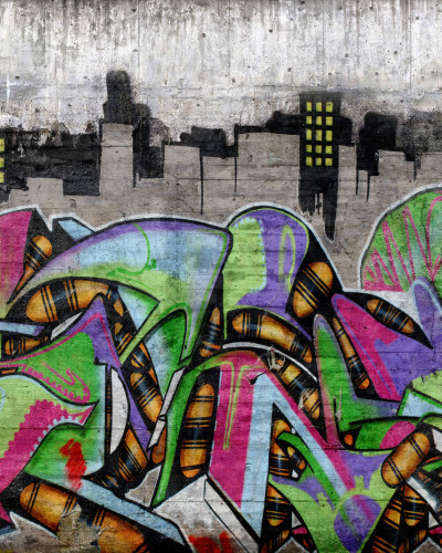 Tapet cu graffiti și orizont urban, perfect pentru dormitor sau sufragerie