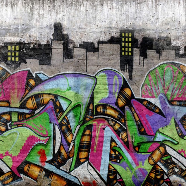 Tapet cu graffiti și orizont urban, perfect pentru dormitor sau sufragerie