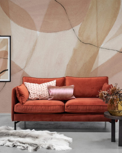 Fototapet abstract roz prăfuit cu canapea portocalie într-un living modern