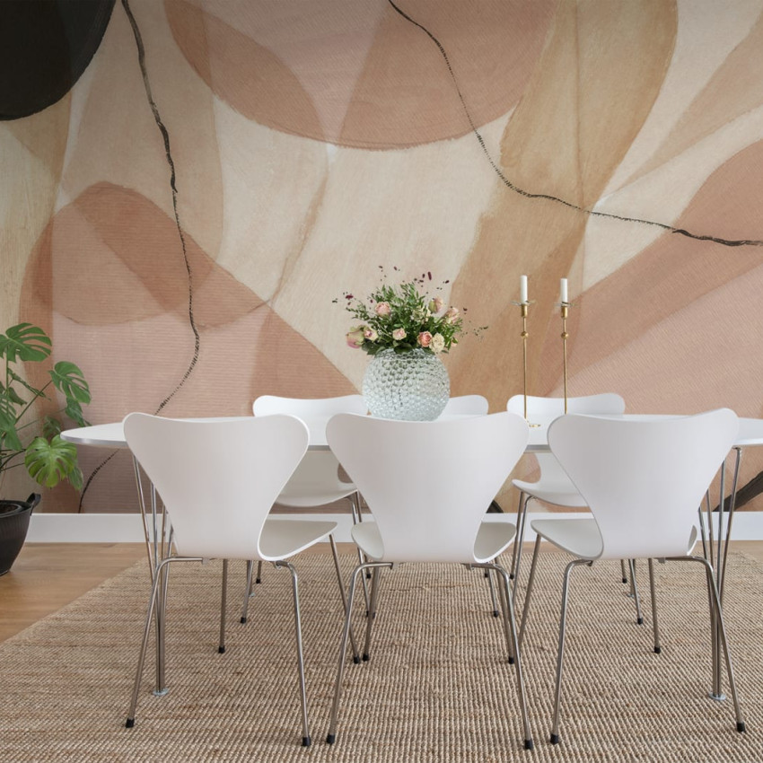 Tapet modern cu design minimalist, Asana, Sand, cu o pat în cameră, un perete gri cu modele abstracte, o oglindă pe un perete și un ghiveci cu ananas lângă fereastră