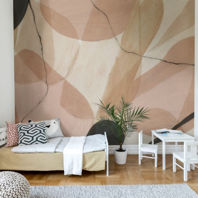 Fototapet abstract roz prăfuit cu canapea portocalie într-un living modern