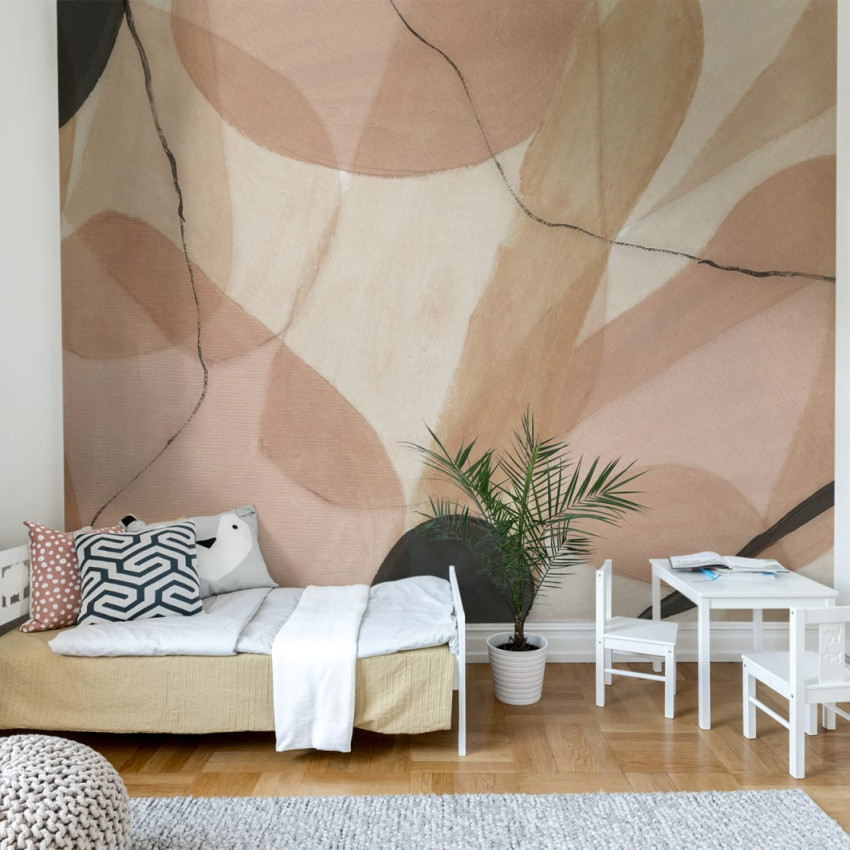 Tapet modern cu design minimalist, Asana, Sand, cu o pat în cameră, un perete gri cu modele abstracte, o oglindă pe un perete și un ghiveci cu ananas lângă fereastră
