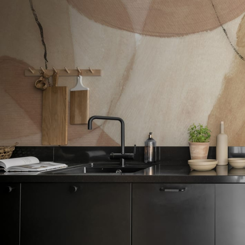 Tapet modern cu design minimalist, Asana, Sand, cu o pat în cameră, un perete gri cu modele abstracte, o oglindă pe un perete și un ghiveci cu ananas lângă fereastră
