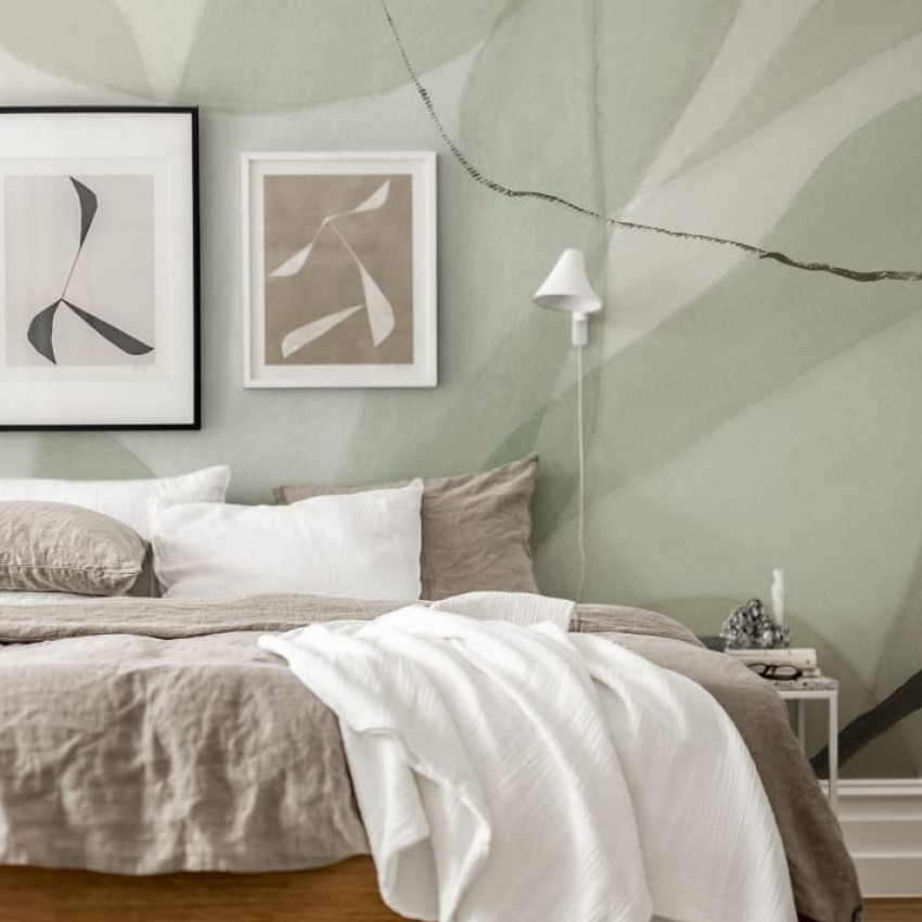 Fototapet abstract roz prăfuit cu canapea portocalie într-un living modern