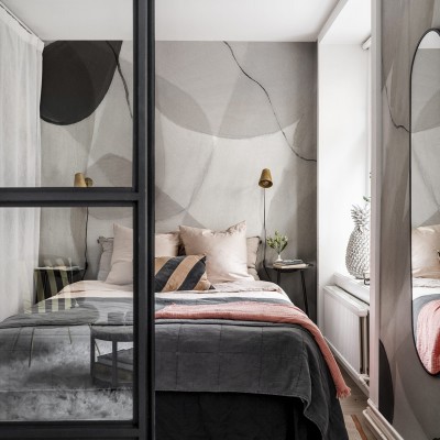 Tapet modern cu design minimalist, Asana, Sand, cu o pat în cameră, un perete gri cu modele abstracte, o oglindă pe un perete și un ghiveci cu ananas lângă fereastră