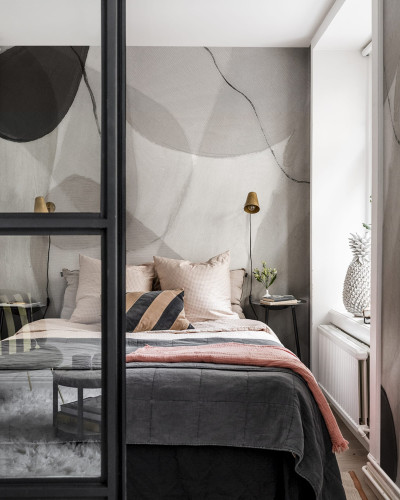 Tapet modern cu design minimalist, Asana, Sand, cu o pat în cameră, un perete gri cu modele abstracte, o oglindă pe un perete și un ghiveci cu ananas lângă fereastră