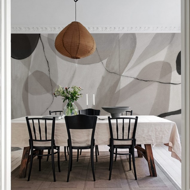 Tapet modern cu design minimalist, Asana, Sand, cu o pat în cameră, un perete gri cu modele abstracte, o oglindă pe un perete și un ghiveci cu ananas lângă fereastră