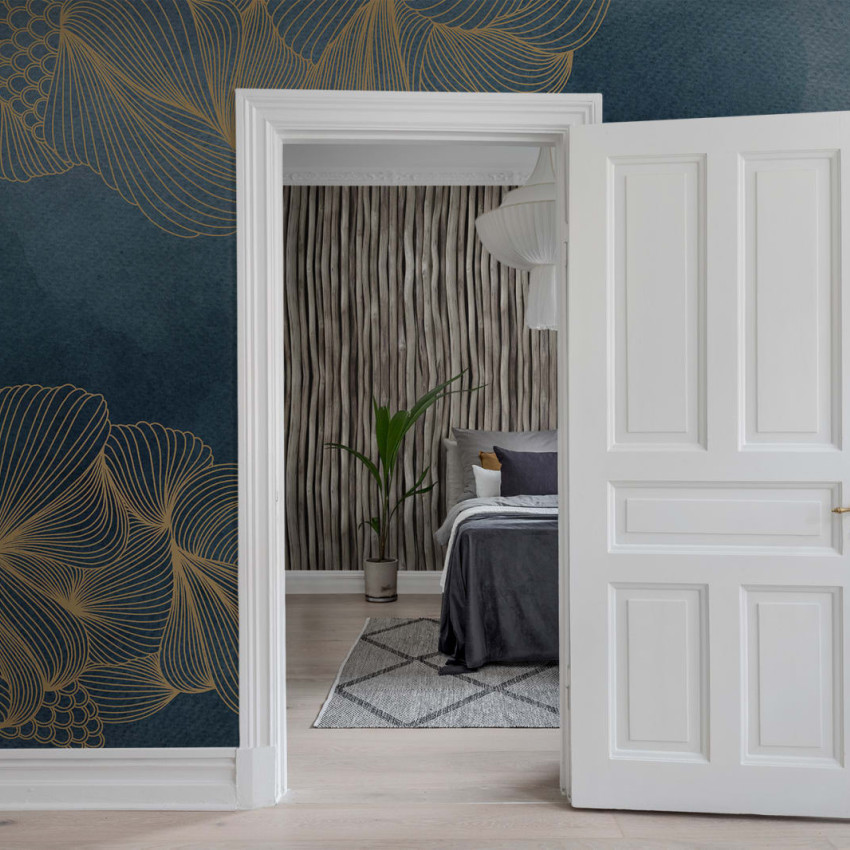 Dormitor decorat cu tapet bleumarin cu puncte aurii
