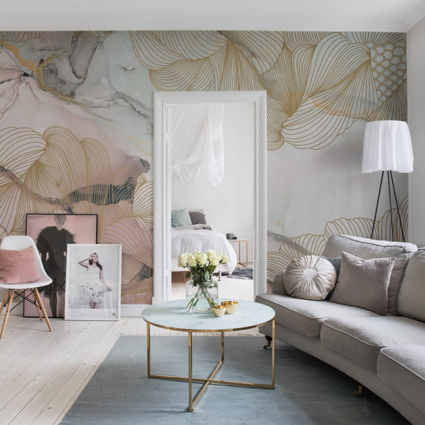 Tapet modern 3D cu linii aurii pe un perete alb, intr-un living amenajat cu mobilier alb si accente de culoare maro
