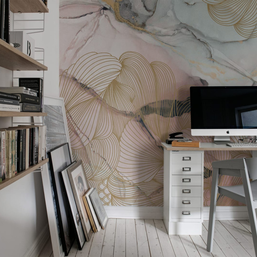 Tapet modern 3D cu linii aurii pe un perete alb, intr-un living amenajat cu mobilier alb si accente de culoare maro