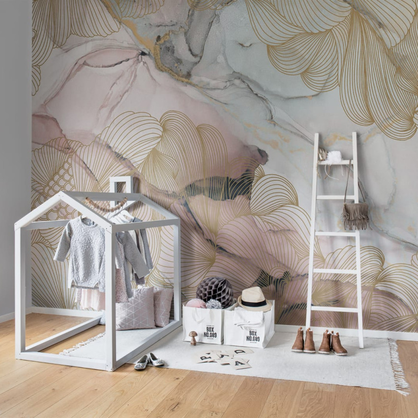 Tapet modern 3D cu linii aurii pe un perete alb, intr-un living amenajat cu mobilier alb si accente de culoare maro