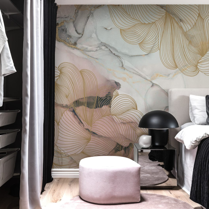 Tapet modern 3D cu linii aurii pe un perete alb, intr-un living amenajat cu mobilier alb si accente de culoare maro