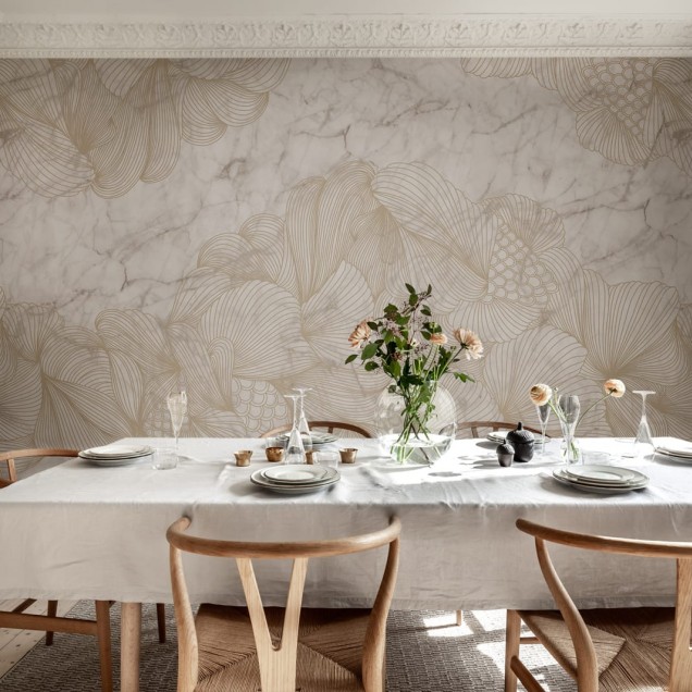 Fototapet cu design de marmură și elemente florale aurii într-un living elegant