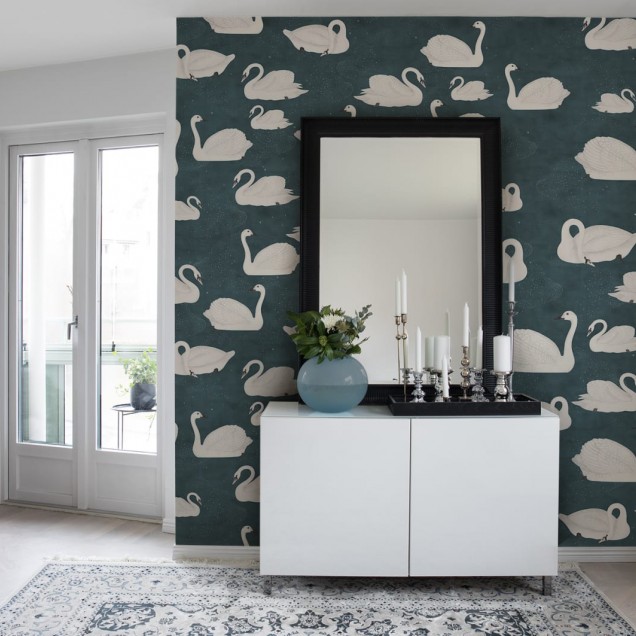 Tapet 3D Cygne, Bleu cu un design delicat de lebede albe pe un fundal albastru, perfect pentru dormitoare, livinguri sau zonele de lucru.