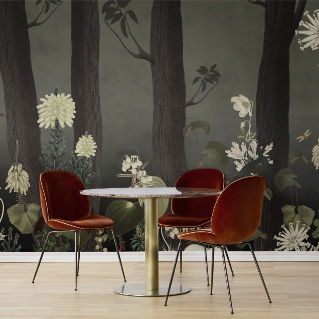 Tapet cu design captivant, care înfățișează o pădure plină de viață, cu copaci impunători, flori delicate și păsări exotice.