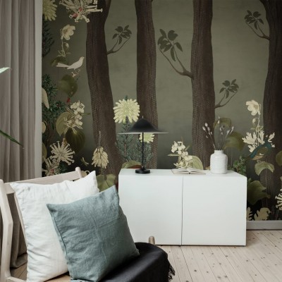 Tapet cu design captivant, care înfățișează o pădure plină de viață, cu copaci impunători, flori delicate și păsări exotice.