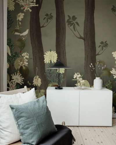 Tapet cu design captivant, care înfățișează o pădure plină de viață, cu copaci impunători, flori delicate și păsări exotice.