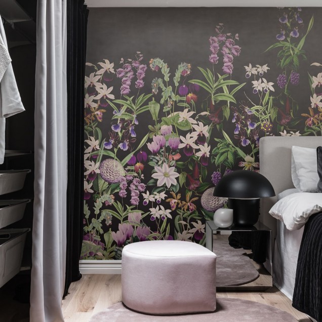 Tapet 3D cu design floral luxuriant, in nuante de violet, roz si alb.