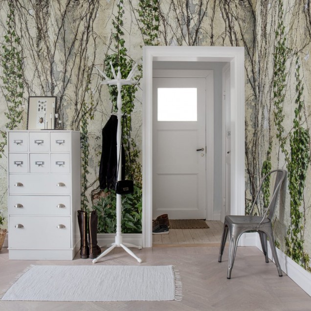 Tapet 3D Climbing Ivy, cu un design realist de viță de vie care urcă pe o cărămidă veche, perfect pentru a transforma orice cameră.