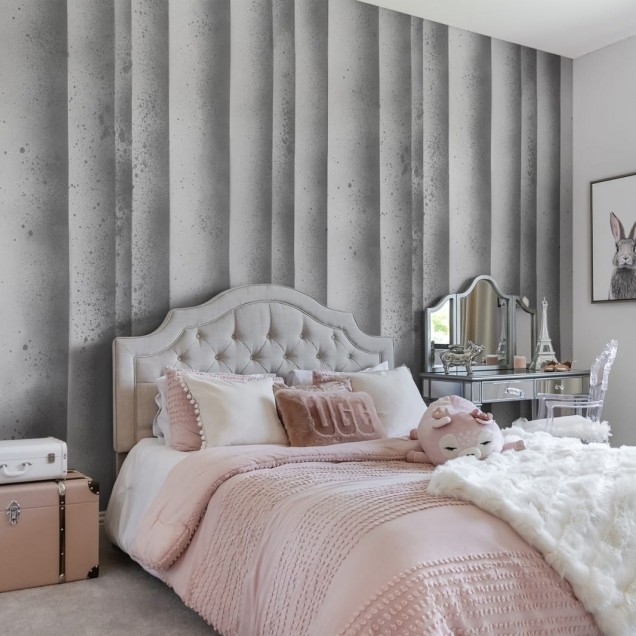 Tapet cu design modern minimalist cu dungi subtile și o textură ușoară, ideal pentru o baie relaxantă și sofisticată.