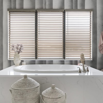 Tapet cu design modern minimalist cu dungi subtile și o textură ușoară, ideal pentru o baie relaxantă și sofisticată.