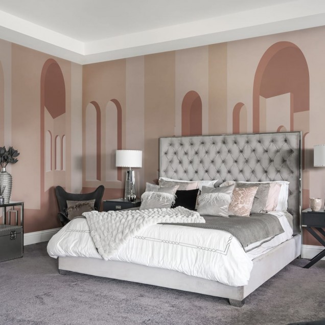 Tapet cu design arhitectural, arce și tonuri calde într-un living modern