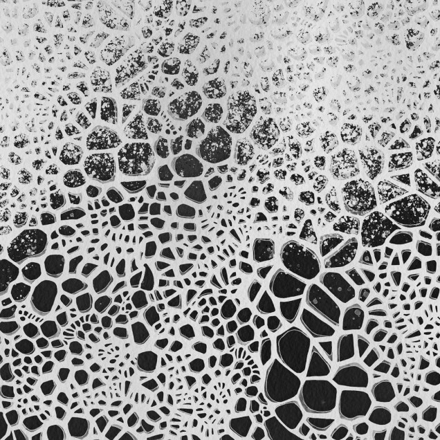 Tapet abstract modern cu design geometric in nuante de gri, alb si negru. Tapetul este aplicat pe un perete dintr-o sala de mese moderna.