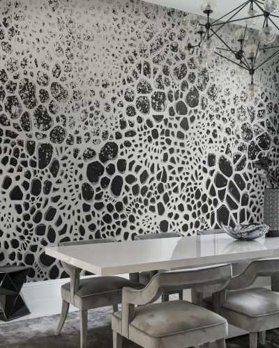 Tapet abstract modern cu design geometric in nuante de gri, alb si negru. Tapetul este aplicat pe un perete dintr-o sala de mese moderna.