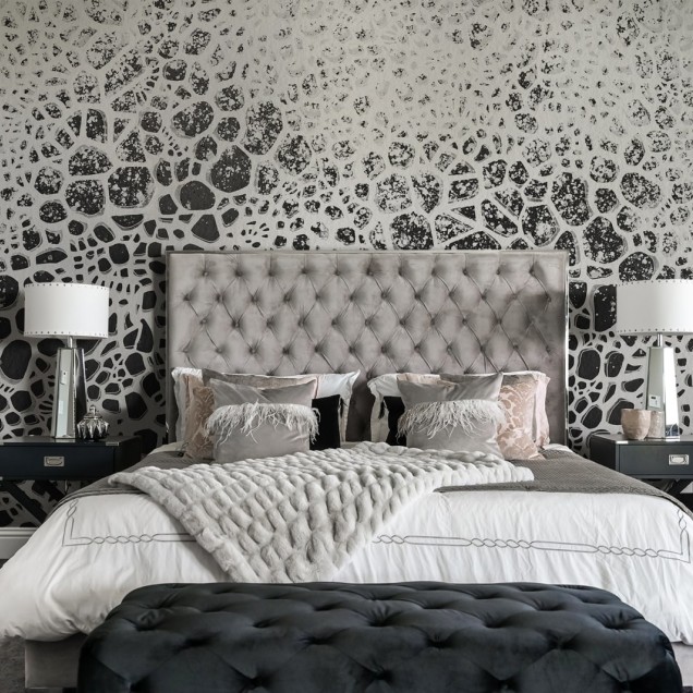 Tapet abstract modern cu design geometric in nuante de gri, alb si negru. Tapetul este aplicat pe un perete dintr-o sala de mese moderna.